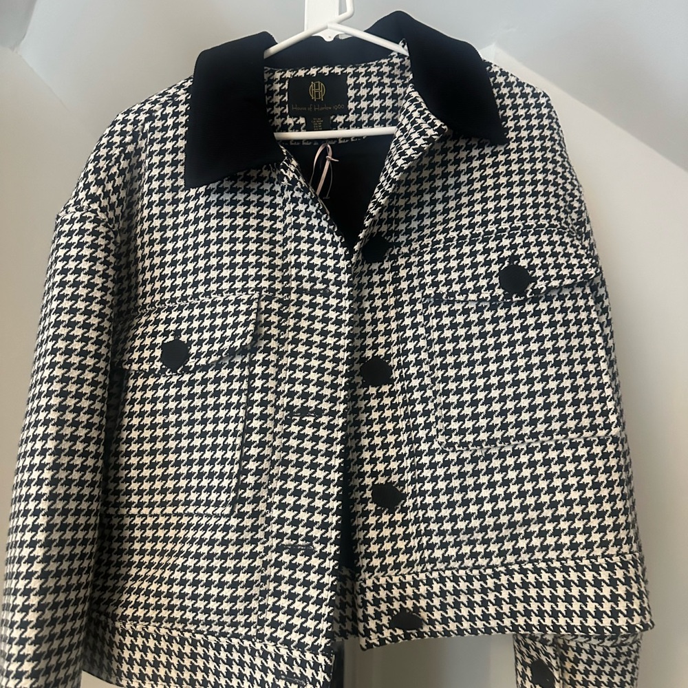 Chic Houndstooth Jacket with Black Collar